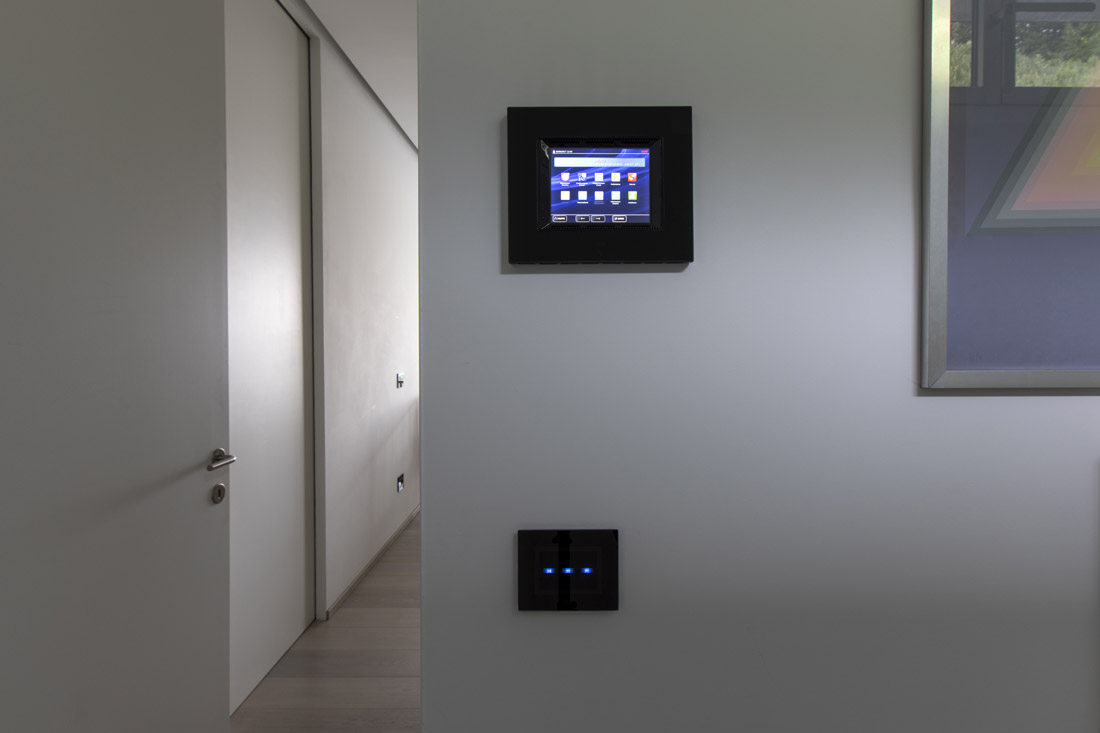Supervisore domotico touch screen con placca in vetro nero