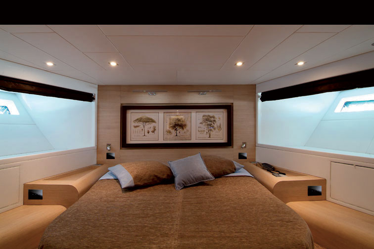 Referenza AVE Yacht - Punti luce touch per testata letto
