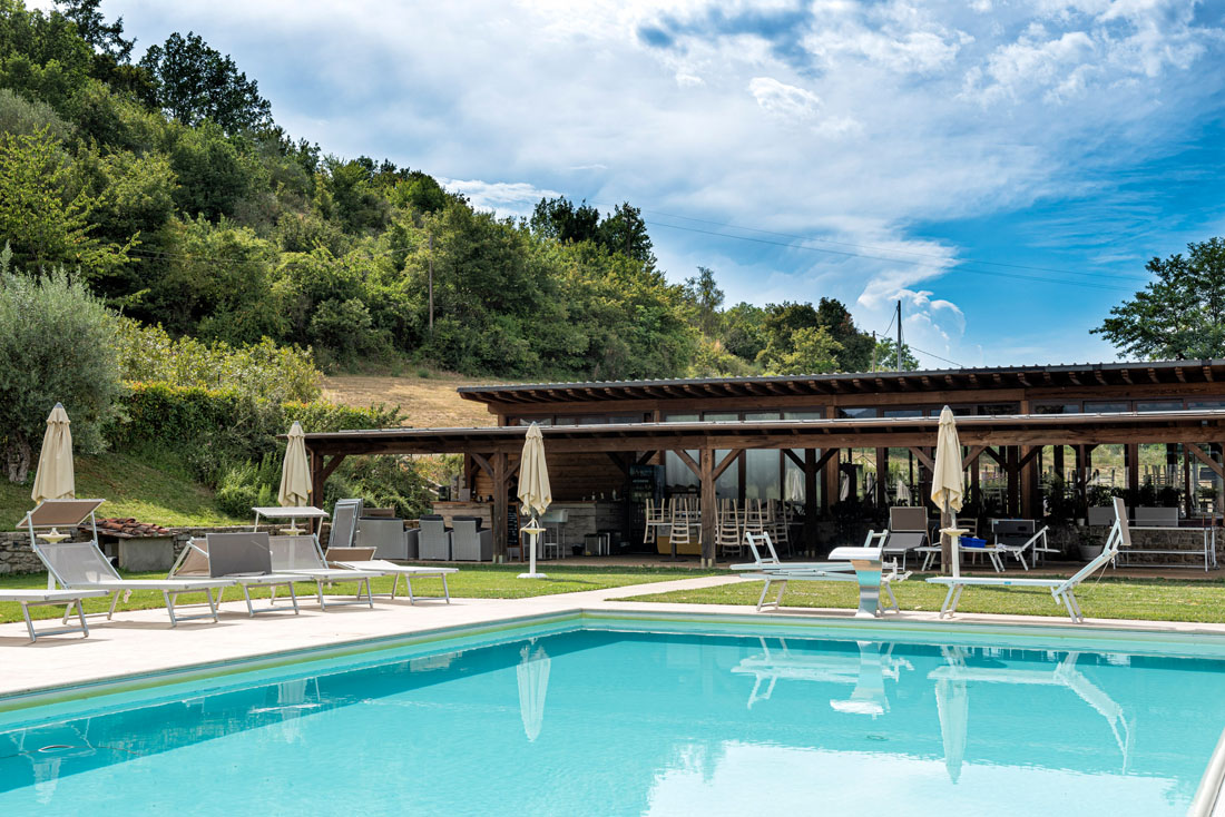 Piscina esterna Resort Il Borgo di Villa Cellaia - Referenza AVE Gestione Alberghiera